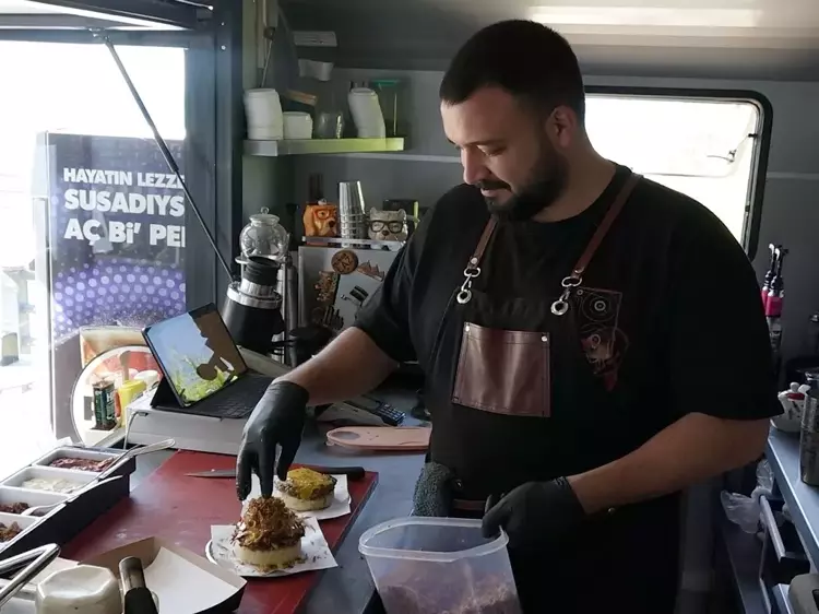 Gündüz doktor, akşam burgerci