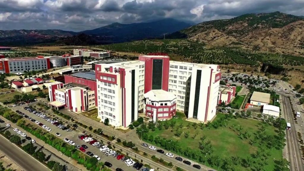 ADÜ Tıp mezuniyetinde gergin anlar: Rektör salonu terk etti!