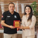 Başhekim plaketle uğurlandı