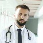 Kahraman doktor yoldan geçerken bebeği kurtardı