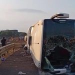 Yolcu otobüsü bariyerlere çarptı: 3 ölü 20 Yaralı