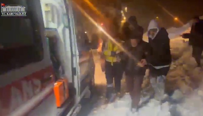 Kar Yolları Kapadı, Ekipler Durmadı