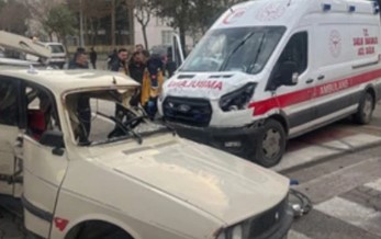 Görev Giden Ambulans Otomobille Çarpıştı