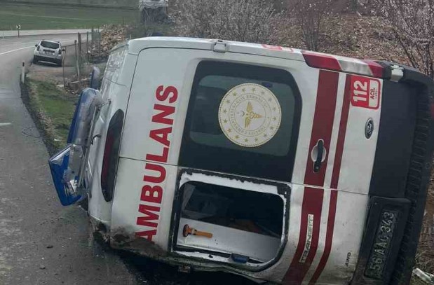 Hasta Taşıyan Ambulans Devrildi