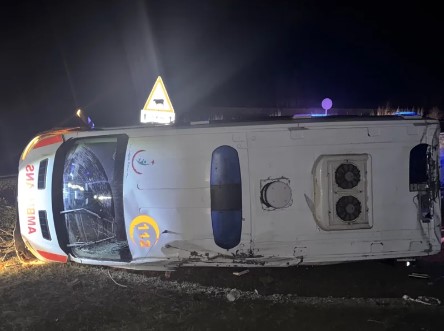 Muş’ta Ambulans Şarampole Devrildi