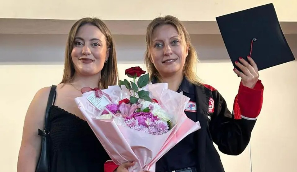 Isparta’da Azmin Zaferi: Önce Kızı Paramedik Oldu, Sonra Kendisi Aynı Bölümden Mezun Oldu