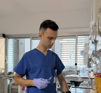 Gündüz Şifa Dağıtıyor Gece Düdük Çalıyor: İki Zorlu Meslek Tek Bir Hayat
