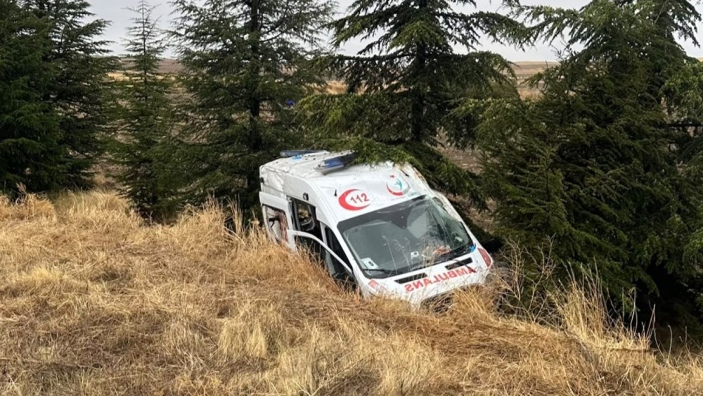 Eskişehir’de hasta nakleden ambulans kaza yaptı: 3 yaralı