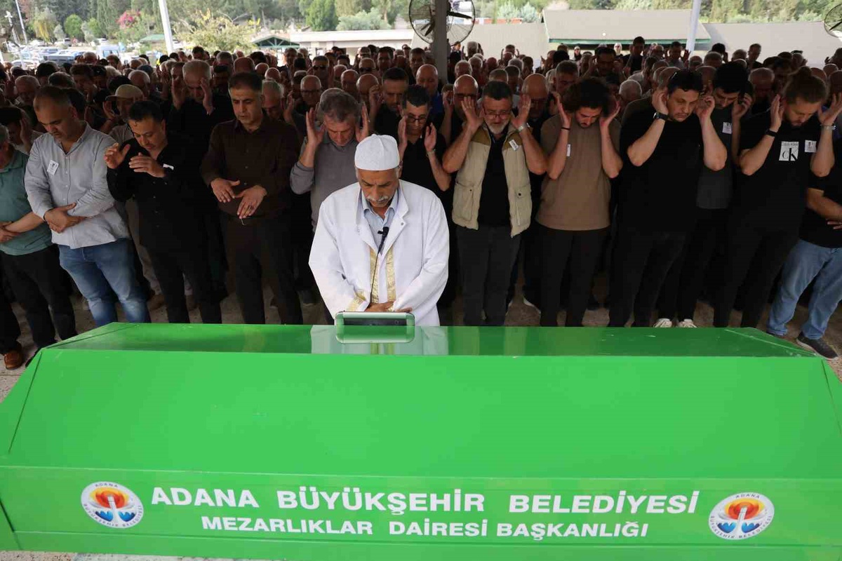 Ayvalık açıklarında tekne kazasında ölen Dr. Şahin Bingüllü Adana'da toprağa verildi