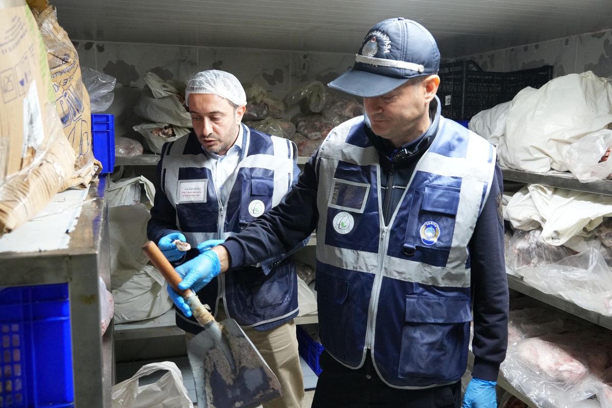 Gaziosmanpaşa'da denetimlerde 15 ton bozulmuş et ve et ürününe el konuldu