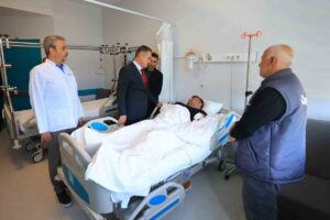 Muğla Valisi Akbıyık, kazada yaralanan muhtar Köseoğlu’nu hastanede ziyaret etti